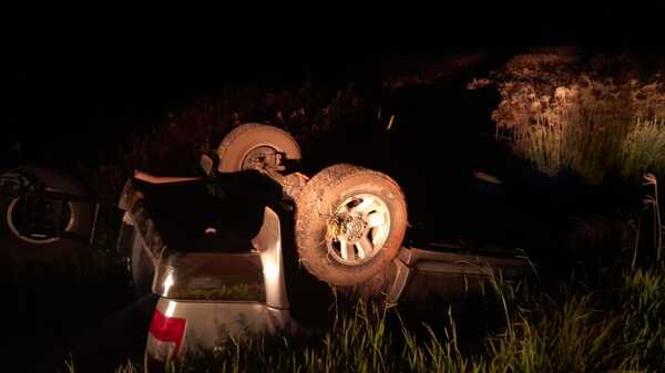 VUELCO DE VEHÍCULO EN CARMEN DEL PARANÁ - Itapúa Noticias