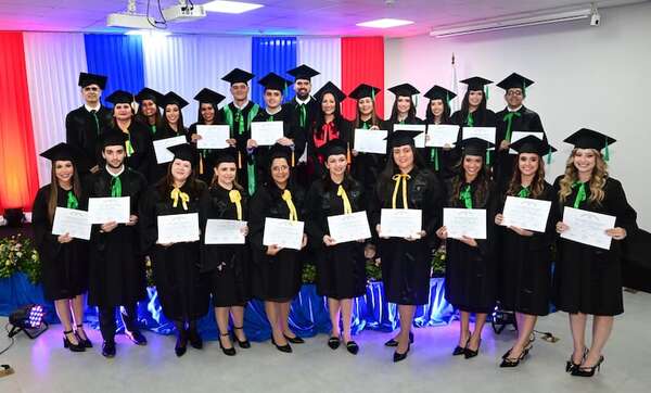 Universidad San Ignacio de Loyola celebró graduación de nuevos profesionales - Sociales - ABC Color