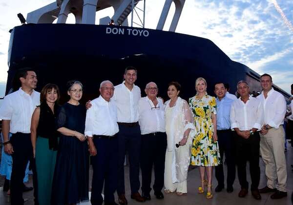 Realizan botadura del buque motor Don Toyo - Empresariales - ABC Color