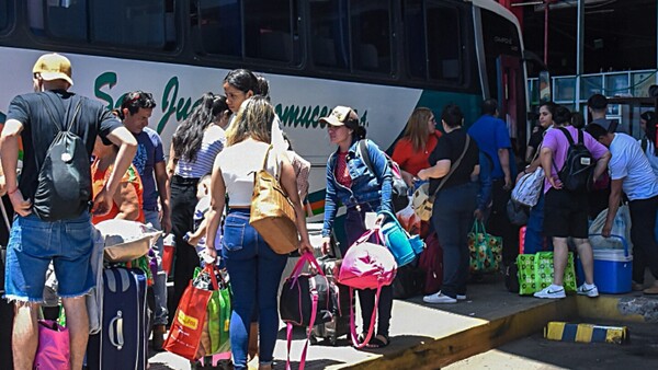Vuelta a casa para Navidad: Emotivos reencuentros en la Estación de Buses