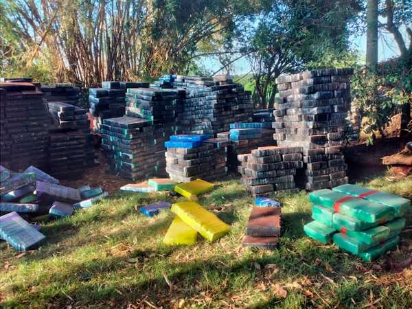 Megaincautación en Canindeyú: contabilizaron más de 40.000 kilos de marihuana prensada - Policiales - ABC Color