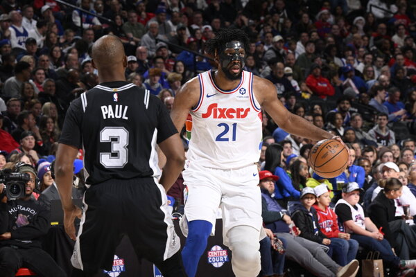 Versus / Embiid expulsado en la victoria de los Sixers sobre los Spurs