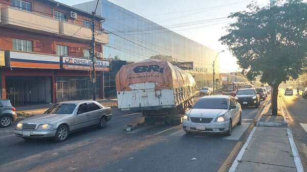 Camión perdió su acoplado sobre Eusebio Ayala y ocasiona caos vehicular - Policiales - ABC Color