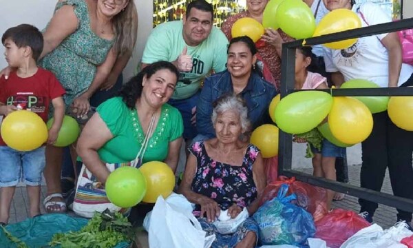 El Batallón de Amor brinda alegría a una humilde vendedora en Caacupé – Prensa 5
