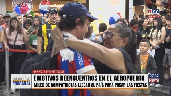 Emoción a flor de piel en el aeropuerto con la llegada de compatriotas por las fiestas