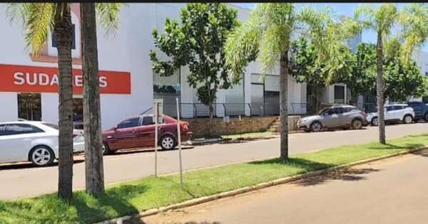 La Nación / A metros de un banco, asaltan y roban G. 44 millones a funcionaria de una empresa