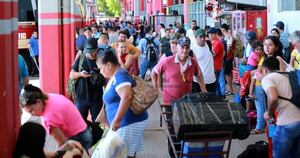 La Nación / Aguardan 20.000 viajeros este martes en la Estación de Buses de Asunción