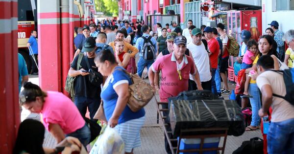 La Nación / Aguardan 20.000 viajeros este martes en la Estación de Buses de Asunción