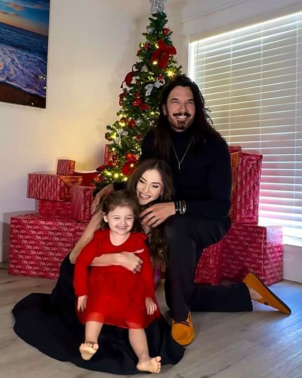 El mensaje navideño de Mario Cimarro: “¡Mucha buena vibra de mi familia a la tuya!” - Gente - ABC Color