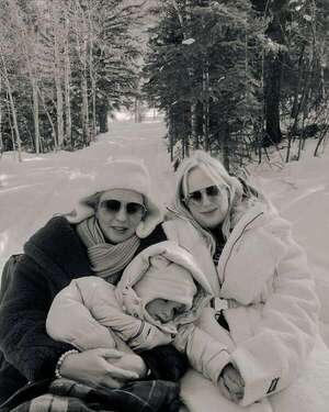 La actriz Rebel Wilson, su esposa e hija disfrutan las vacaciones navideñas en Aspen - Gente - ABC Color