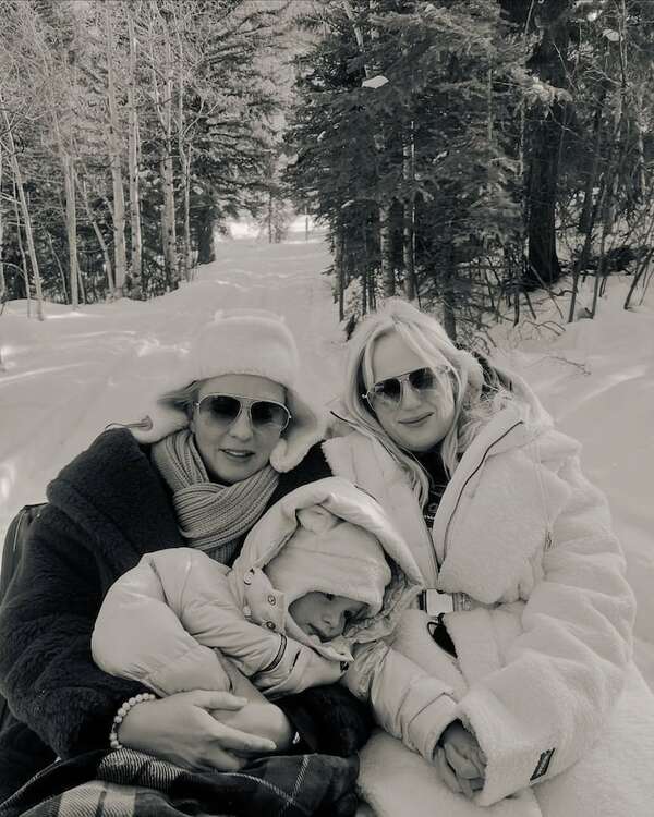 La actriz Rebel Wilson, su esposa e hija disfrutan las vacaciones navideñas en Aspen - Gente - ABC Color