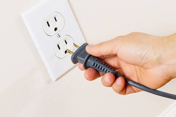 Mujer intentó conectar su equipo de sonido y murió electrocutada