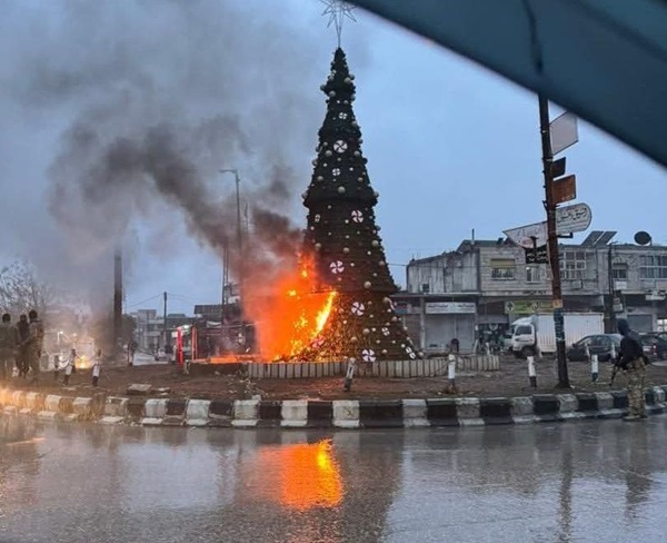 Quema de árbol navideño desata protestas masivas en Siria