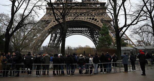 La Nación / Evacúan la torre Eiffel por un incendio del elevador