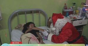 Papá Noel llegó en helicóptero y llevó alegría a niños internados en Clínicas