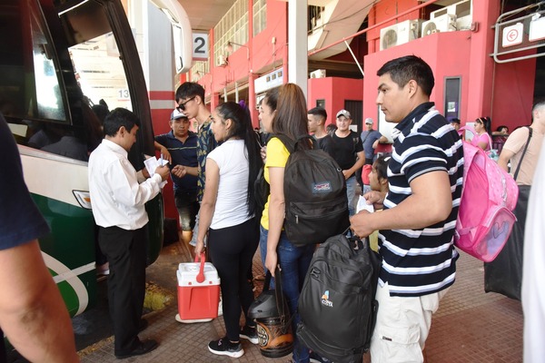 Miles de paraguayos vuelven a casa por Navidad •