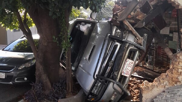 Susto por un choque en Asunción: Camioneta termina impactando contra un comercio