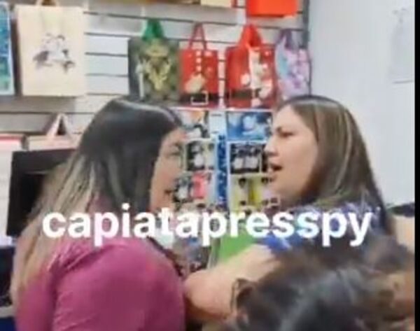 (VIDEO) Fila en una feria terminó a moquete entre yiyis