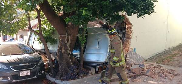 Camioneta quedó incrustada en un local tras choque en Asunción - Policiales - ABC Color