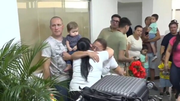 Abrazos que esperaron 5, 10 y 14 años: Las emotivas historias de reencuentros por Navidad