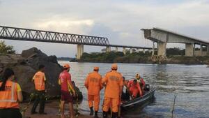 Suben a 4 muertos y 12 los desaparecidos en el derrumbe de un puente en el norte de Brasil
