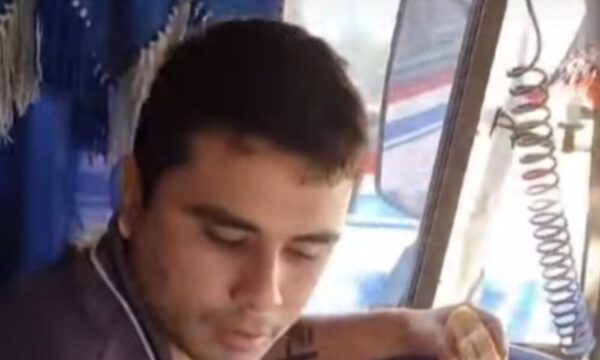 (VIDEO)Cañean a chofer porque bajó a pasajeros porque pidieron que se apure