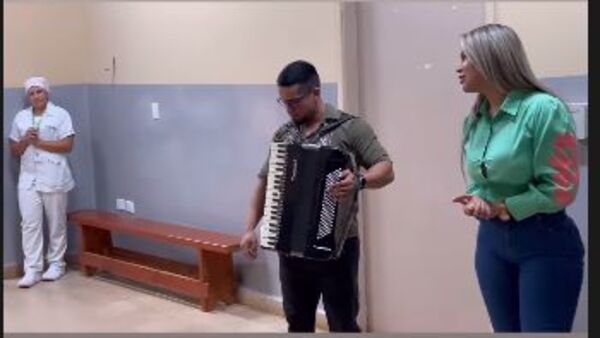 La sexy cantante Maga Díaz llevó serenata navideña a un hospital