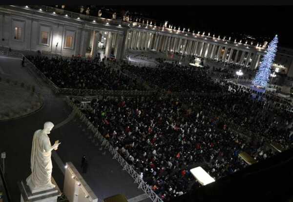 El papa abre la Puerta Santa de San Pedro y da inicio al Jubileo - San Lorenzo Hoy