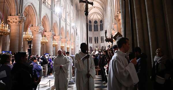 La Nación / Notre Dame de París celebra sus primeras misas navideñas desde el incendio de 2019