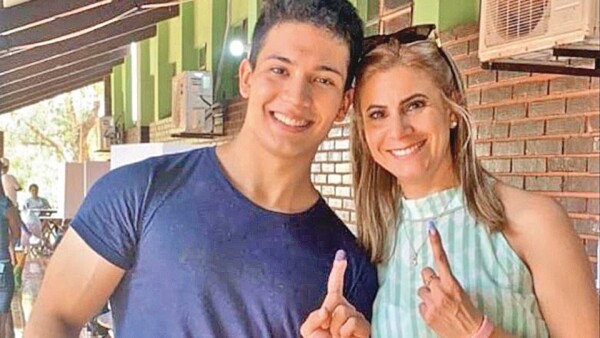 Video: Con singular canasta navideña escrachan a la diputada Roya Torres y a su familia