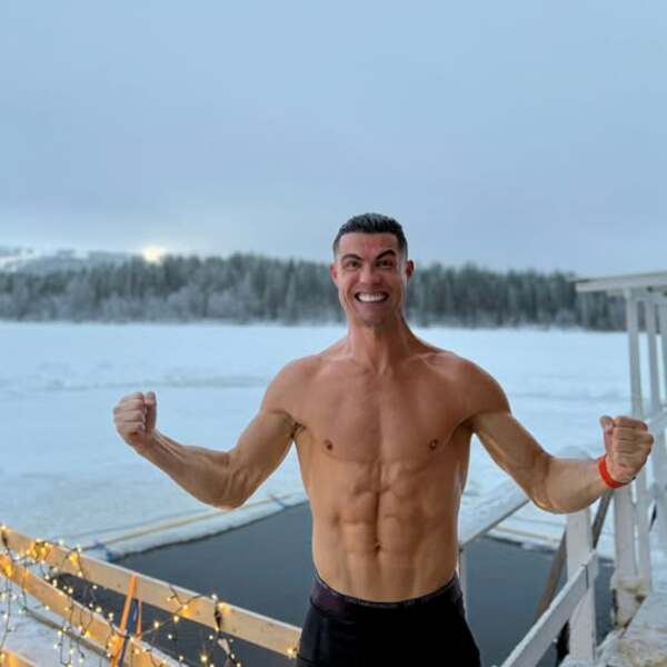 (VIDEO). Cristiano Ronaldo se sumerge en agua helada durante sus vacaciones mientras su hijo se niega a unirse