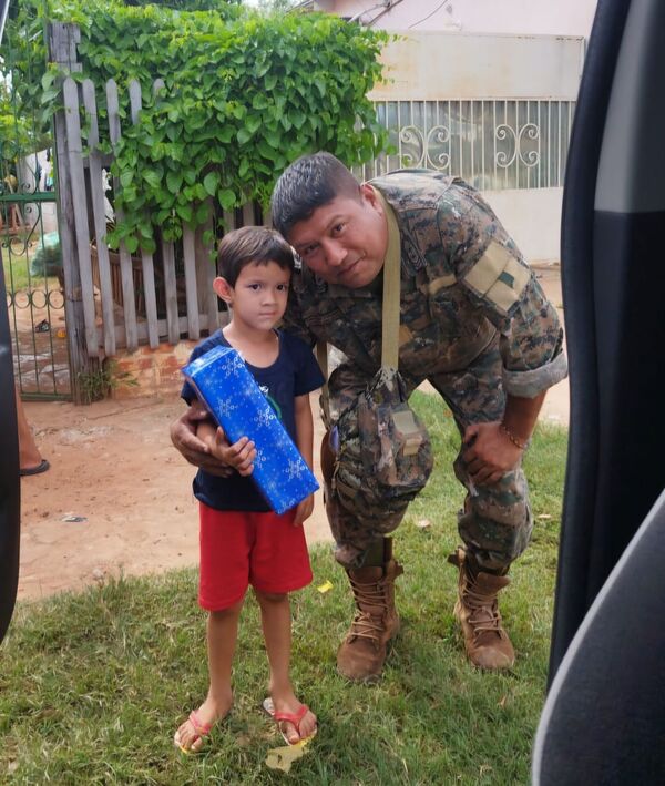 Policía lleva alegría navideña a un niño en Itacurubí