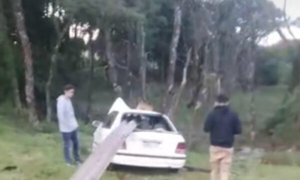 (VIDEO)Con mucha suerte: Columna de ANDE traspasó rodado y ocupantes están ilesos