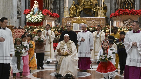 Papa Francisco pide en el mensaje de Navidad que callen las armas en Ucrania y en Oriente Medio