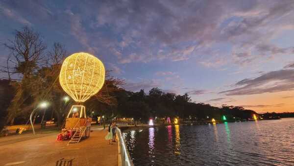Atardecer en Lago de la República de CDE: Un encuentro con la magia de la Navidad