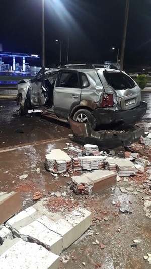 Mujer perdió el control de su vehículo y terminó incrustada en terminal de buses de Ciudad del Este - 1000 Noticias