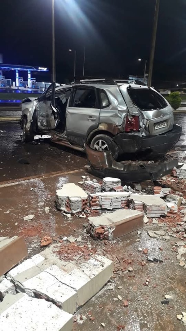 Mujer perdió el control de su vehículo y terminó incrustada en terminal de buses de Ciudad del Este - 1000 Noticias