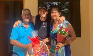 [VIDEO] Pelotero le cumplió el sueño a sus papas: ¡les regaló una casa nueva!