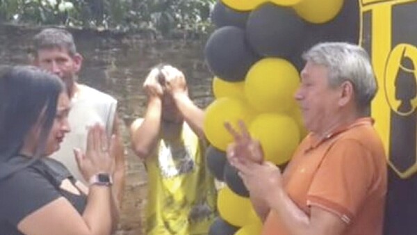 Vino de sorpresa desde España y emocionó al rollo