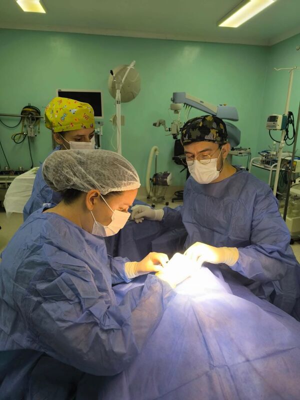 Primeras cirugías plásticas pediátricas para corregir problemas visuales en el hospital Acosta Ñu - 1000 Noticias
