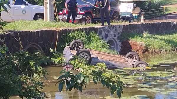 Serie de accidentes en Alto Paraná: Un fallecido, atropellados y un auto sumergido en el lago