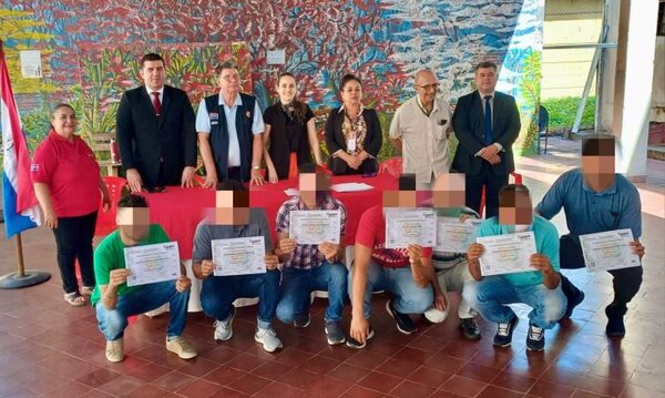 Camino a la reinserción: reclusos se gradúan como técnicos en diversos oficios - trece