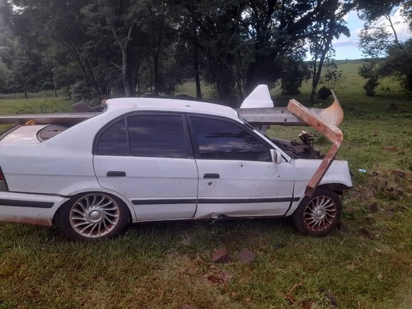 Itapúa Poty: conductor perdió el control de su auto y terminó atravesando barrera de protección - 1000 Noticias