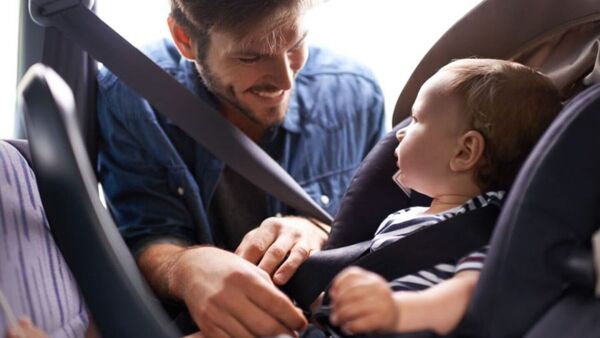 Paseos y viajes en auto: ¿Hasta qué edad los niños deben usar las sillas de seguridad?