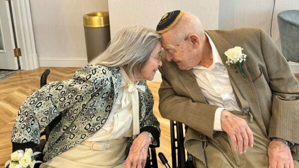 Un hombre de 100 años y una mujer de 102 se convierten en los recién casados más viejos del mundo - ADN Digital