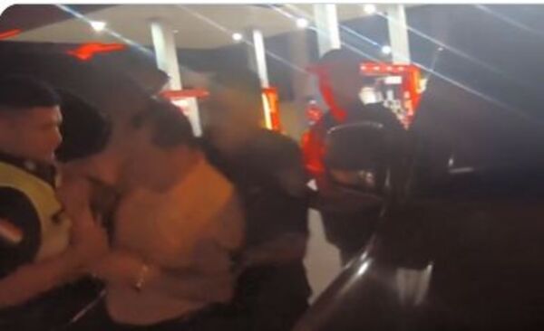 (VIDEO)Detienen a comerciante tatacho por apuntar con arma a agentes de policía
