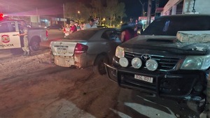 Joven pierde el control de su vehículo y choca contra una camioneta estacionada y una muralla en Concepción