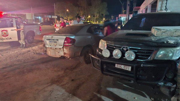 Joven pierde el control de su vehículo y choca contra una camioneta estacionada y una muralla en Concepción
