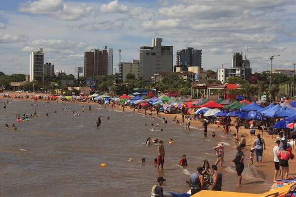 Navidad: miles de bañistas aplacan el calor en la playa San José - Viajes - ABC Color