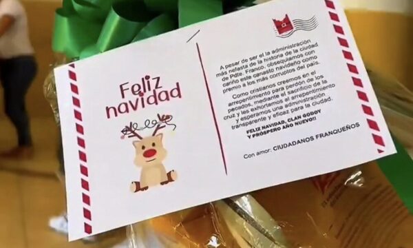 Entregan una peculiar canasta navideña con protesta a intendente de Presidente Franco